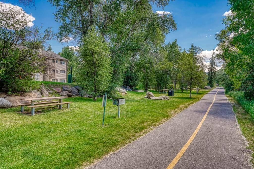 Riverfront Family-Friendly Condo Avon Bagian luar foto